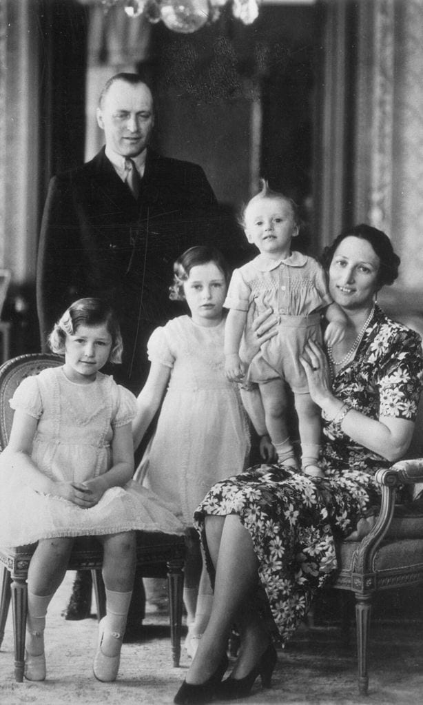 Crown Prince Olav standing, Crown Princess Martha holding Prince Harald. Ragnhild Alexandra standing and Astrid Maud Ingeborg at left.