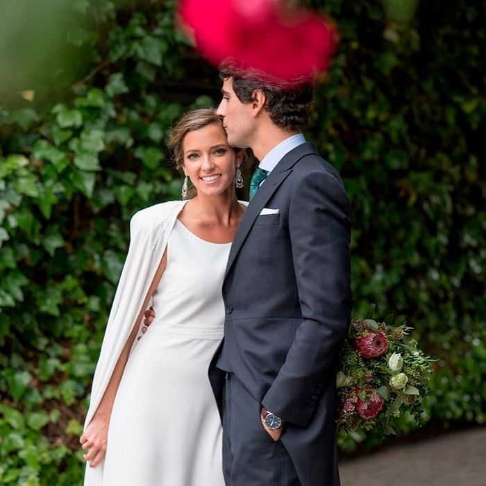 Un vestido de novia desmontable con capa para María