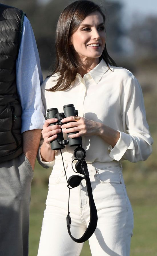 Letizia con camisa blanca y pantalones vaqueros