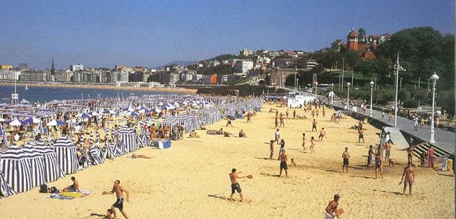 Una imagen de las carpas instaladas en la playa de Ondarreta  © sansebastianturismo.com
