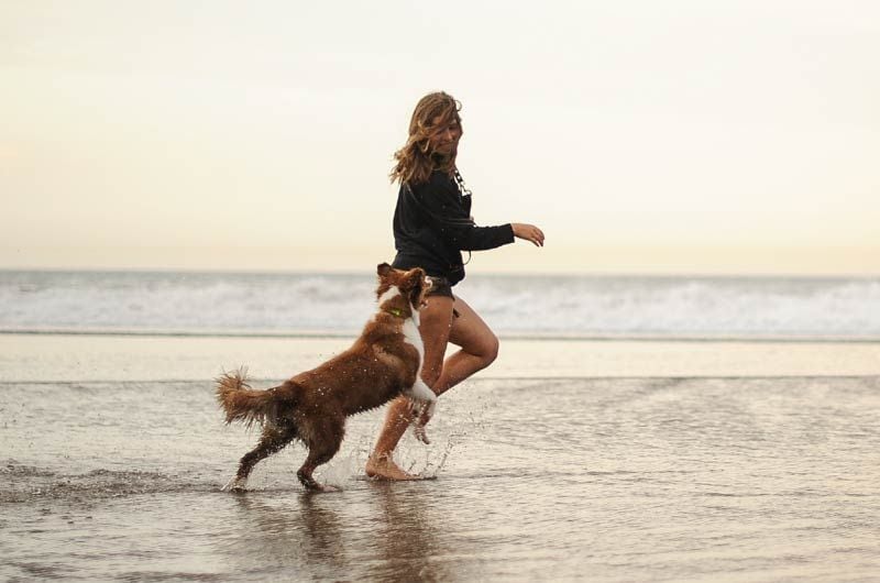 chica corriendo mar