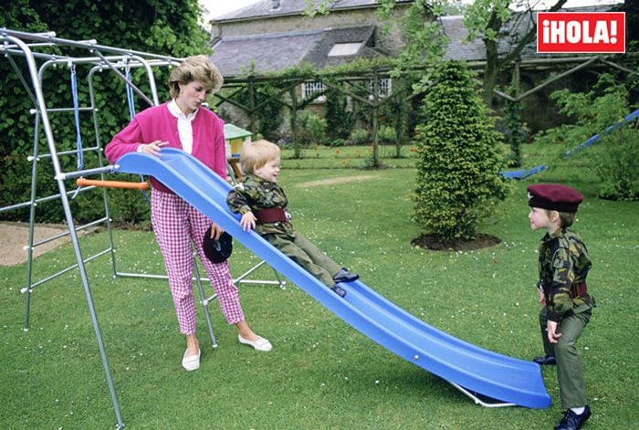 La princesa Diana jugando con sus hijos en 1986