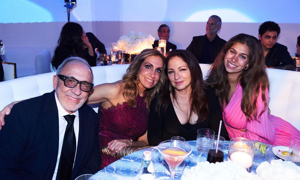 Gloria, Emilio y Lili Estefan con Lina Luaces en el homenaje a JR Ridinger