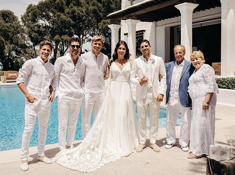 Diego Cholo Simeone y su familia en la boda de su hijo