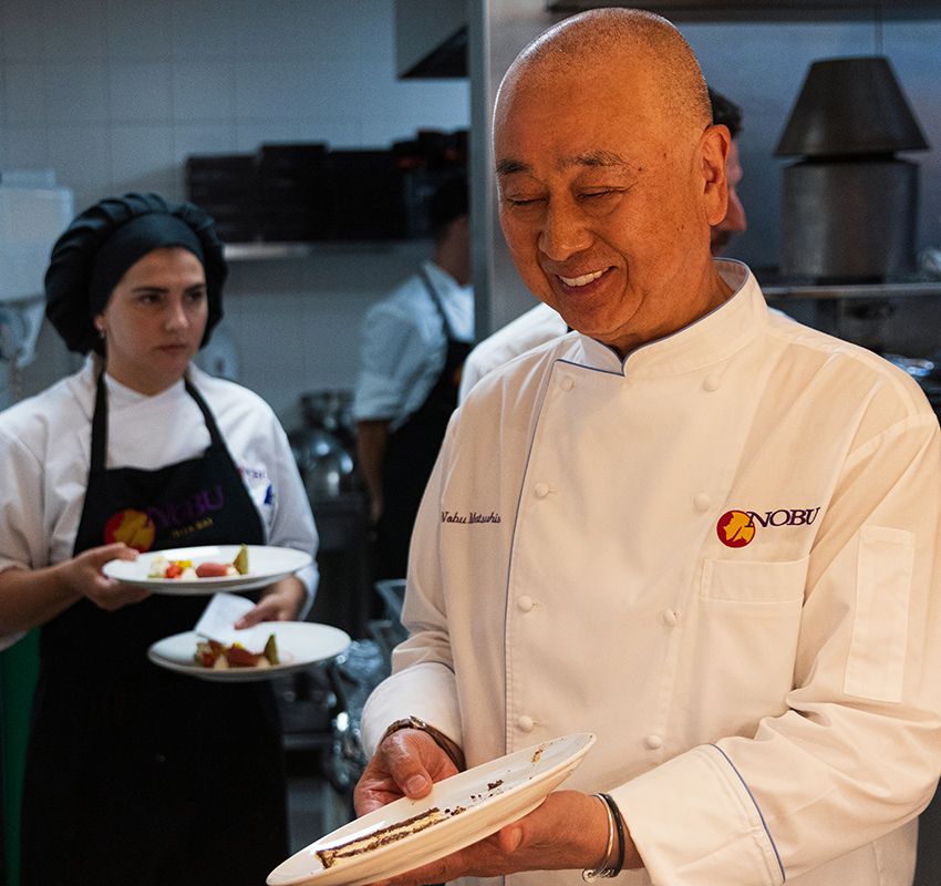 Chef Nobu Matsuhisa en el interior de la cocina del restaurante Nobu