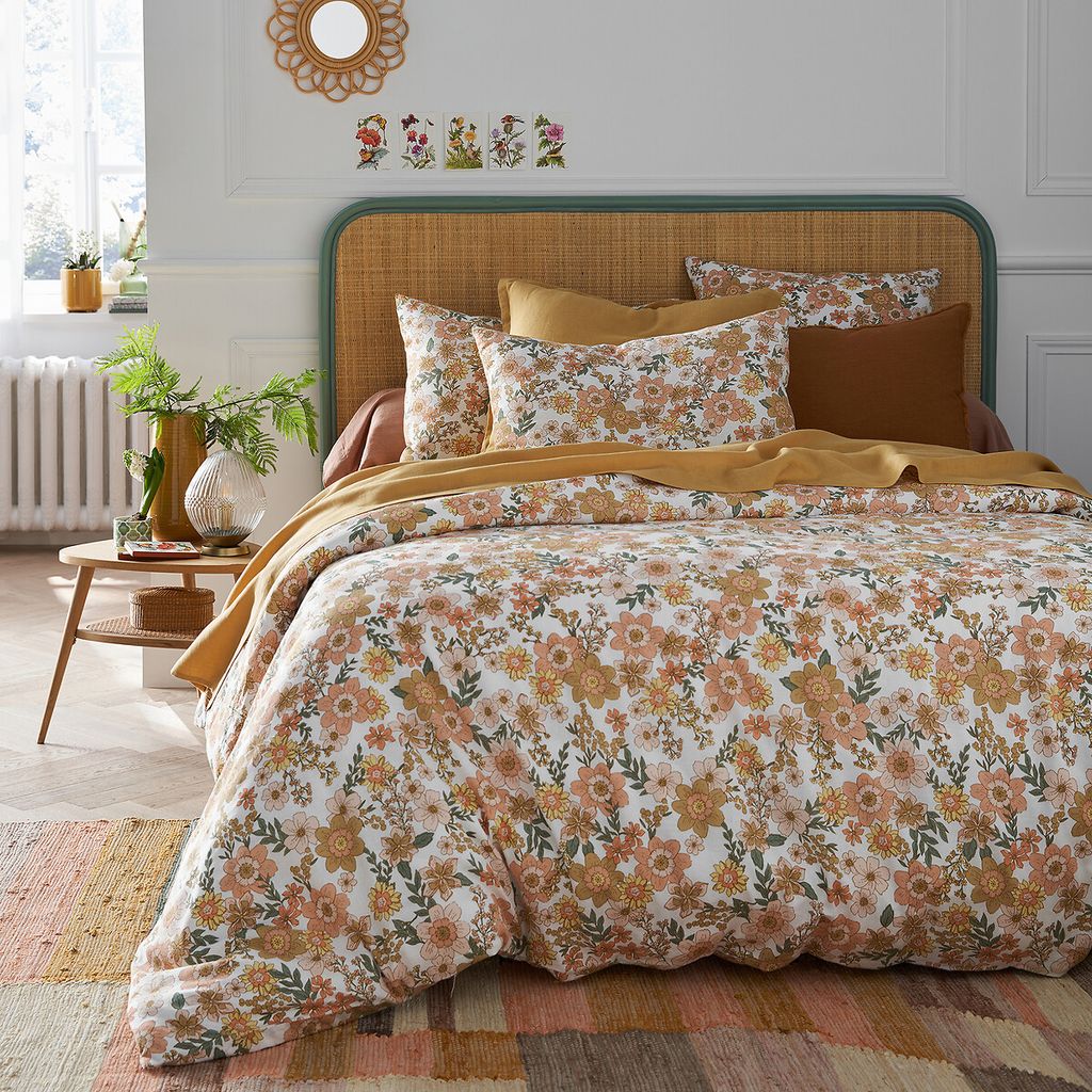 Cama con colcha estampada