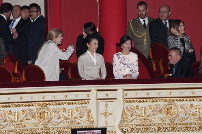 Doña Letizia y Peng Liyuan en el Teatro Real 