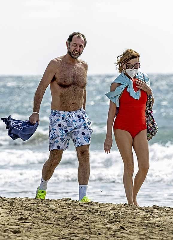 Ágatha Ruiz de la Prada y Luis Gasset, en la playa