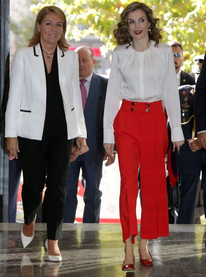 Doña Letizia se ha enfundado unos culottes de talle alto con botonadura en la cinturilla, se ha pintado los labios in rouge, ha sacado brillo a sus pasos siempre hacia adelante y se ha unido a la organización en su color, que este año es la lucha contra la pobreza infantil
