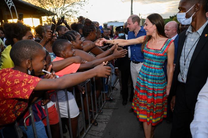 Los duques de Cambridge saludando a la gente en Jamaica