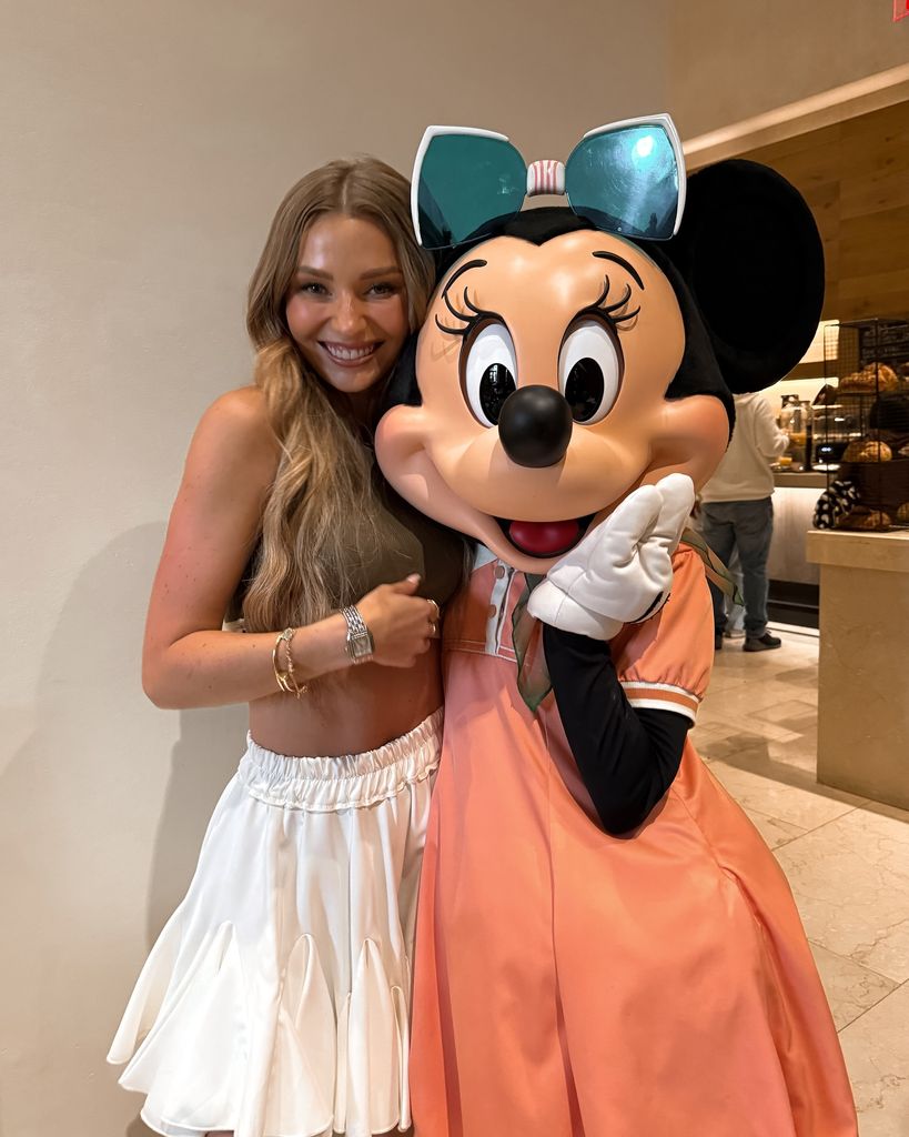 Irina Baeva en Disneyland