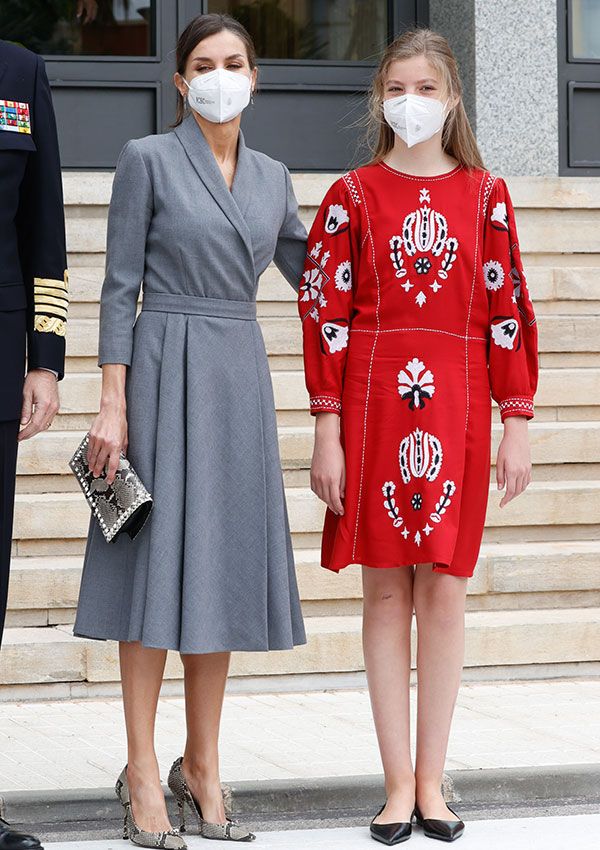 La infanta Sofía lleva un vestido rojo bordado de Sfera