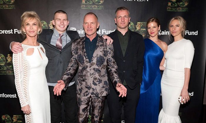 Sting con su mujer Trudie Styler y sus hijos