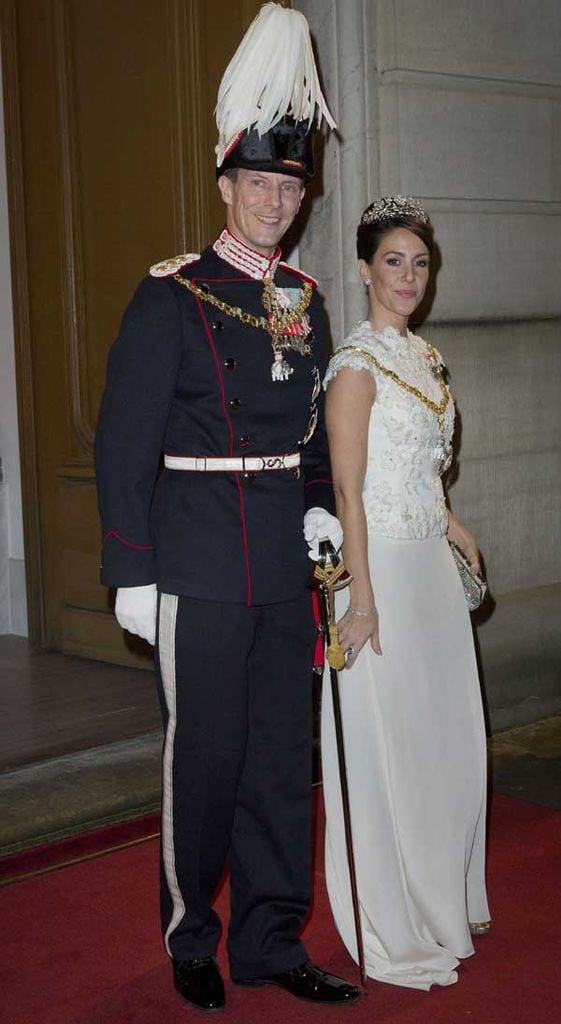 El príncipe Joaquín, de 46 años, llevaba insignias militares tradicionales e hizo su entrada en compañía de su esposa, la princesa Marie con un elegante traje dos piezas color crema bordado con pequeñas flores
