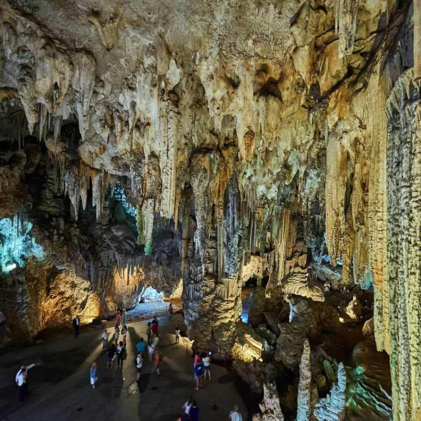 Sala de la cueva de Nerja con sus espectaculares formaciones.