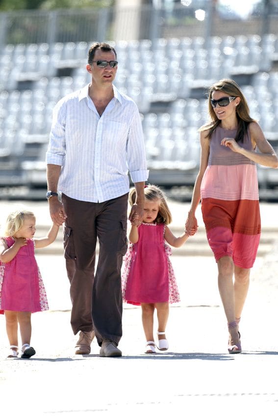 En 2009, Leonor y Sofía volvieron a ser las protagonistas absolutas del verano en Mallorca, durante el paseo que dieron con sus padres por el Parque del Mar, situado frente a la Catedral y el Palacio de la Almudaina
