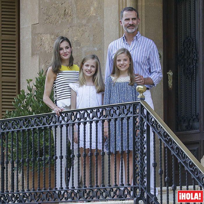 Los Reyes y sus hijas comienzan sus vacaciones con el tradicional posado en el Palacio de Marivent