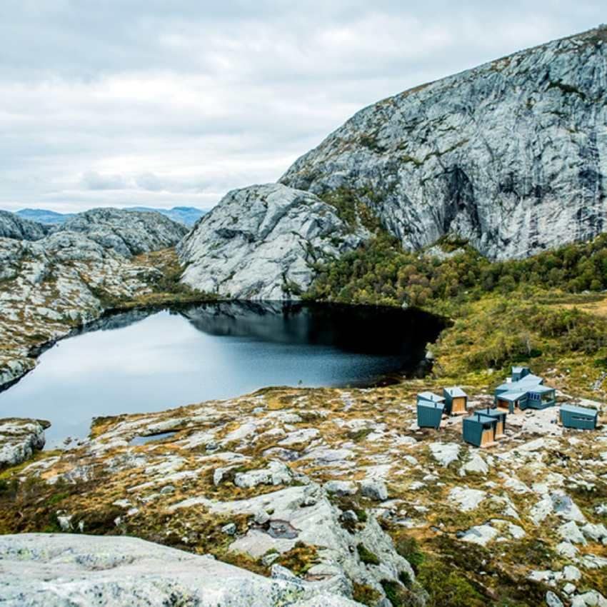 skapet alojamiento singular en la cara sur del fiordo de lysefjord noruega