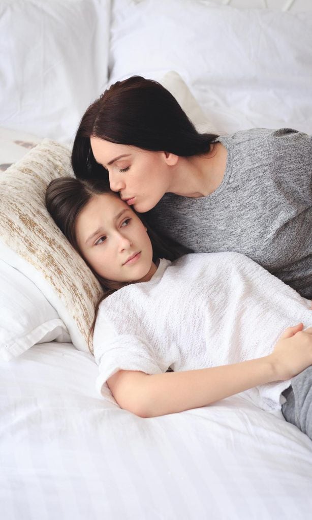 madre dando un beso a su hija