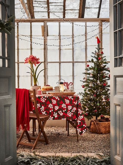 Epacio con mesa navidea y árbol decorado