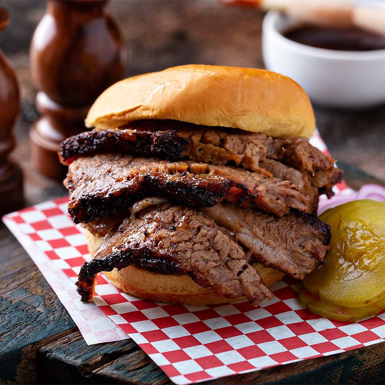 Hamburguesa de 'brisket' con pepinillos y salsa barbacoa casera