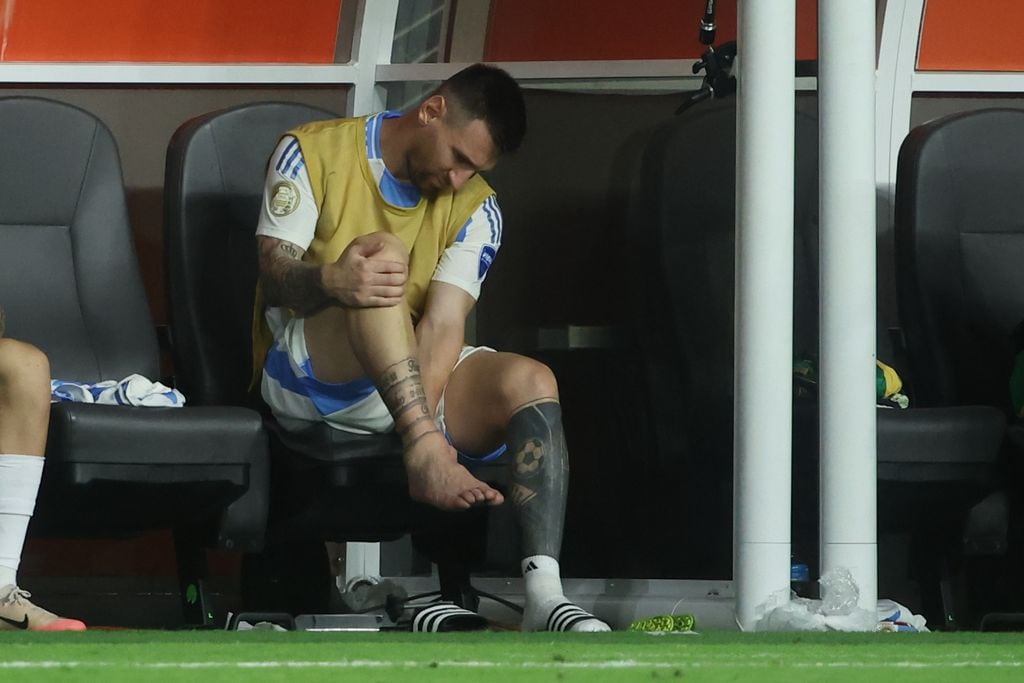 Messi dejó la cancha por una fuerte lesión en el tobillo