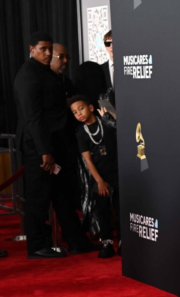 La reacción del niño en la red carpet de los GRAMMY se viralizó rápidamente en redes sociales.