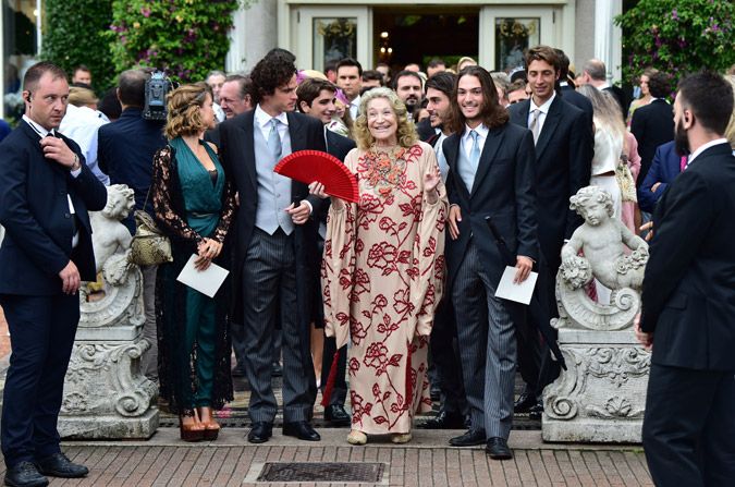 La abuela de Beatrice, Marta Marzotto, estaba radiante y feliz de camino a la boda de su nieta, momento en el que estaba rodeada de algunos de sus nietos, entre ellos Tommaso y Margherita. Según la prensa del lugar, la 'nonna' era una de las elegidas para ejercer de testigo de la ceremonia religiosa
