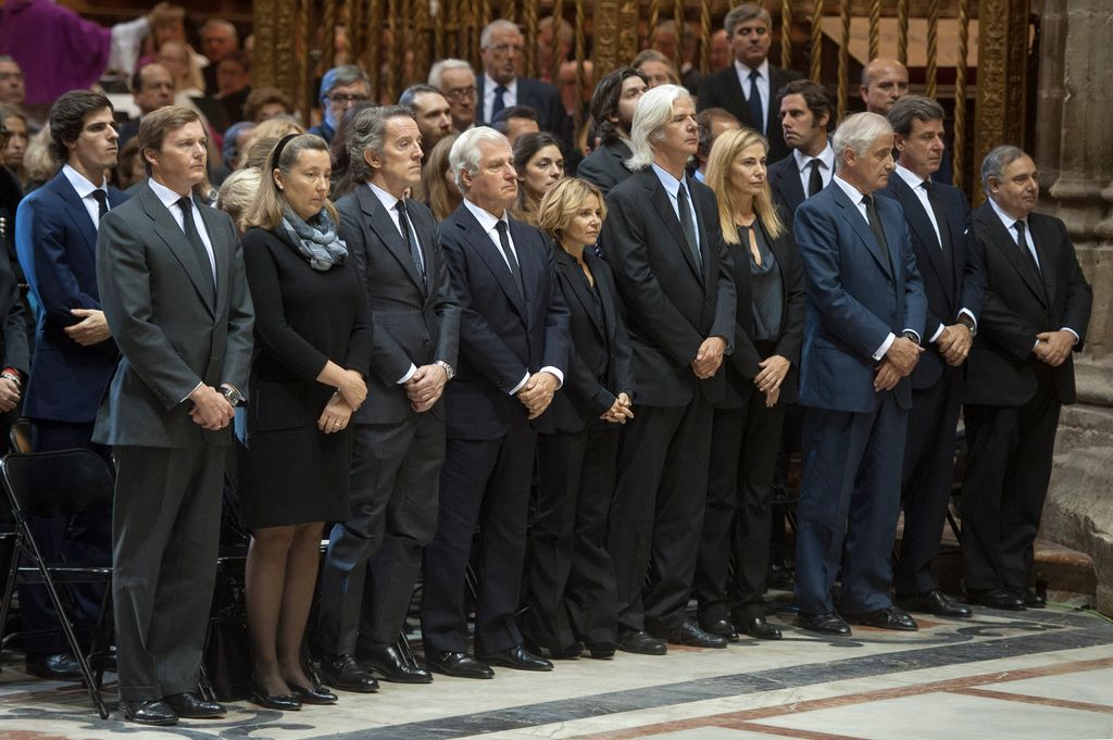 Los hijos del duque de Alba durante la misa del funeral de la duquesa de Alba