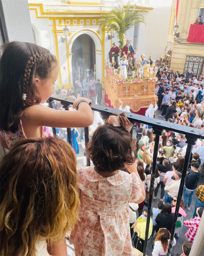 Pastora Soler con sus hijas