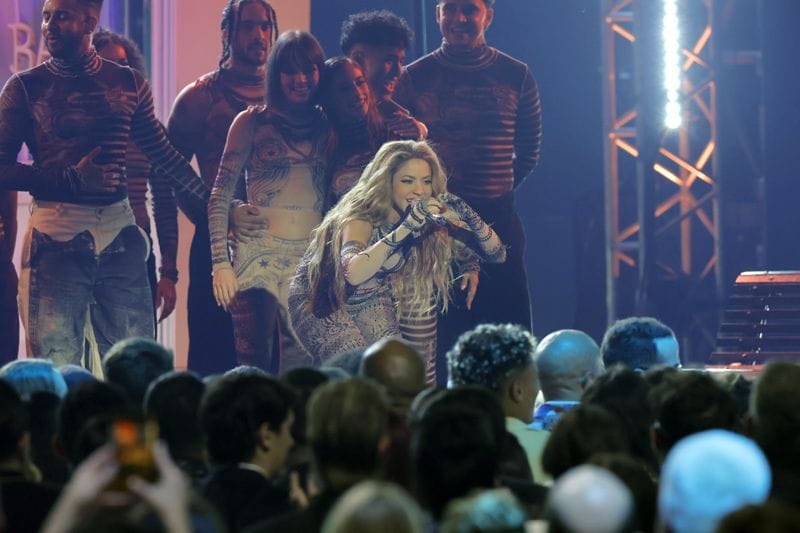 Shakira actuando en los Grammy Latinos