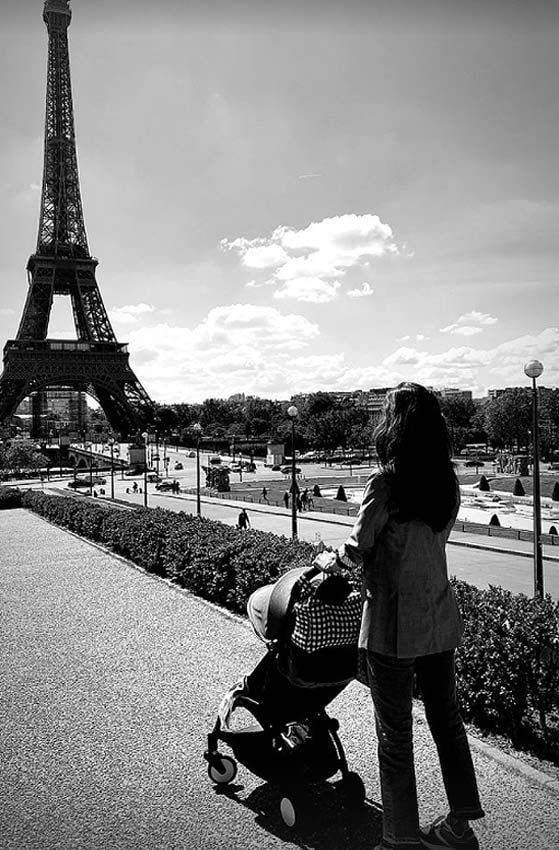 Sandra Gago y su hijo en París