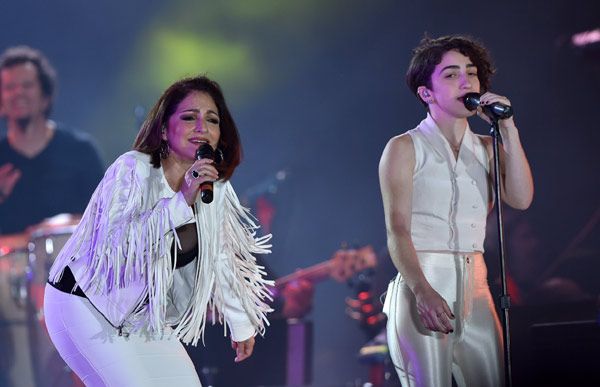 El pasado 26 de marzo, en Miami, Emily se subió al escenario junto a su madre, Gloria Estefan, para demostrar que su apuesta por la música es un viaje sin retorno
