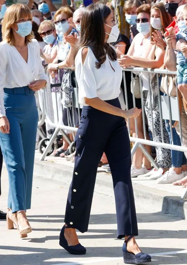 Reina Letizia con una falda de Massimo Dutti