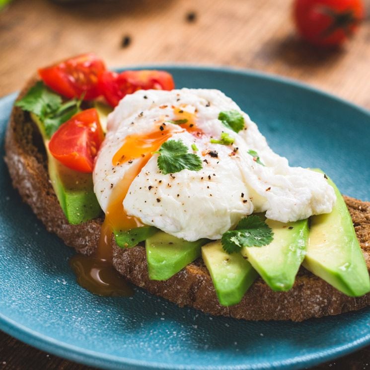 Paso a paso: Tostas de aguacate con huevo escalfado