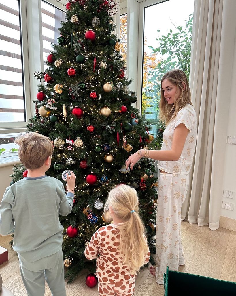 Chiara Ferragni poniendo el árbol con sus hijos