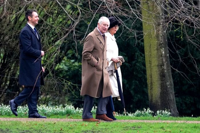 Carlos III y la reina Camilla con su equipo de seguridad