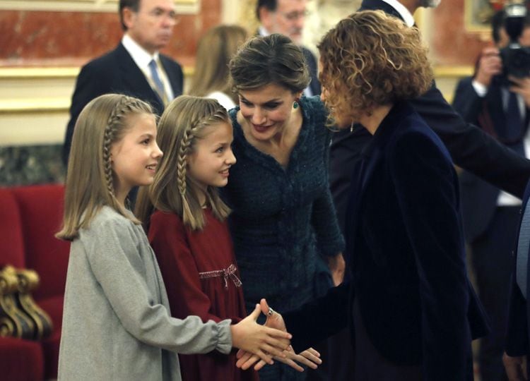 La Reina, muy pendiente de sus hijas durante el saludo a las autoridades. Aquí vemos a la infanta Sofía saludando a Meritxell Batet, portavoz adjunta del Grupo Socialista en el Congreso de Diputados
