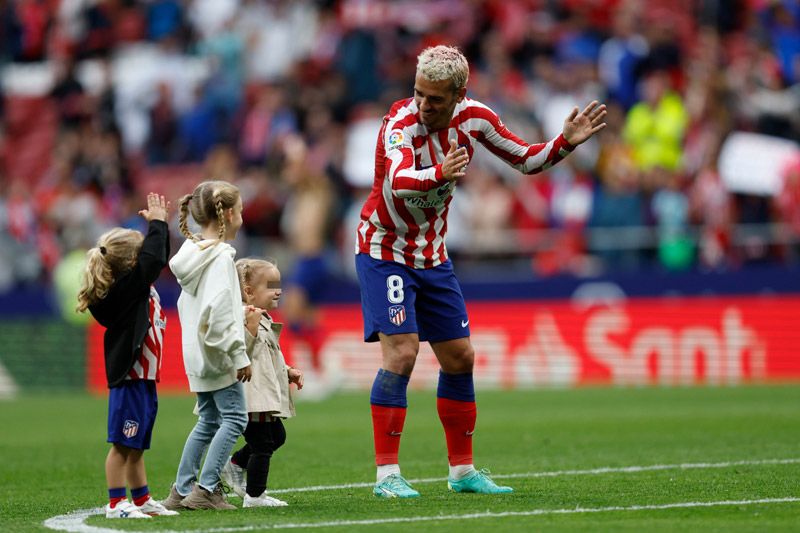 Griezmann junto a sus tres hijos