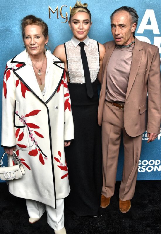 Florence Pugh junto a sus padres