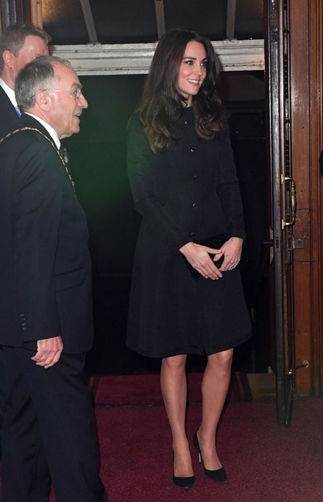 La Duquesa lució el color por excelencia de la elegancia con un abrigo de la precolección de otoño de 2014 de la firma Temperley London y con unos sencillos salones a tono
