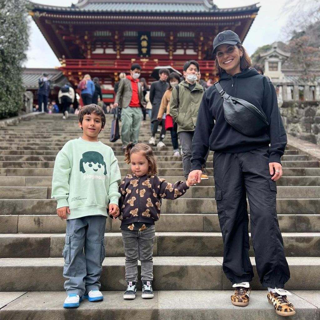 Tania Rincón y sus hijos de viaje por Japón