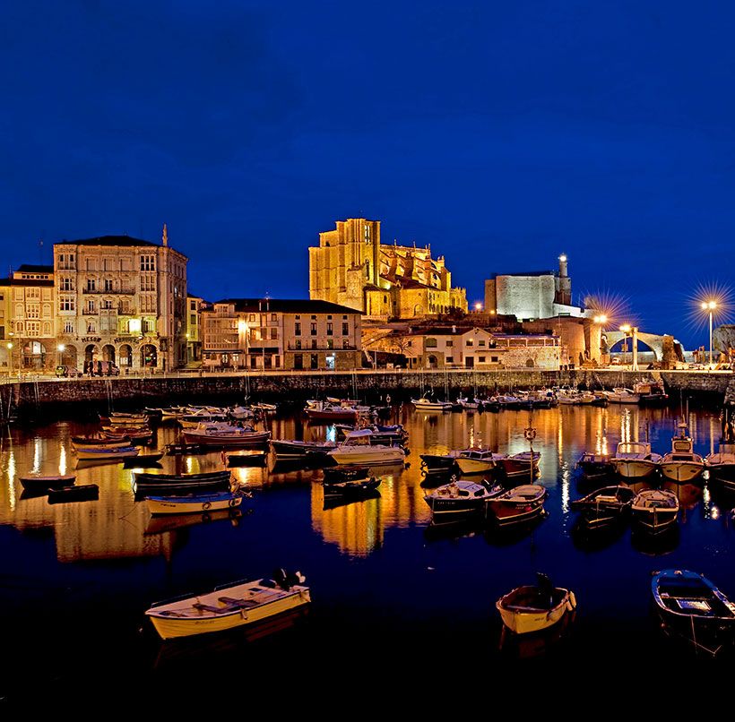 Iglesia Gotica de Castro Urdiales noche