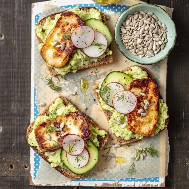 tostas aguacate halloumi