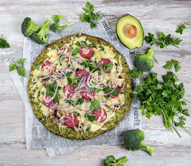 Pizza con base de brócoli y aguacate