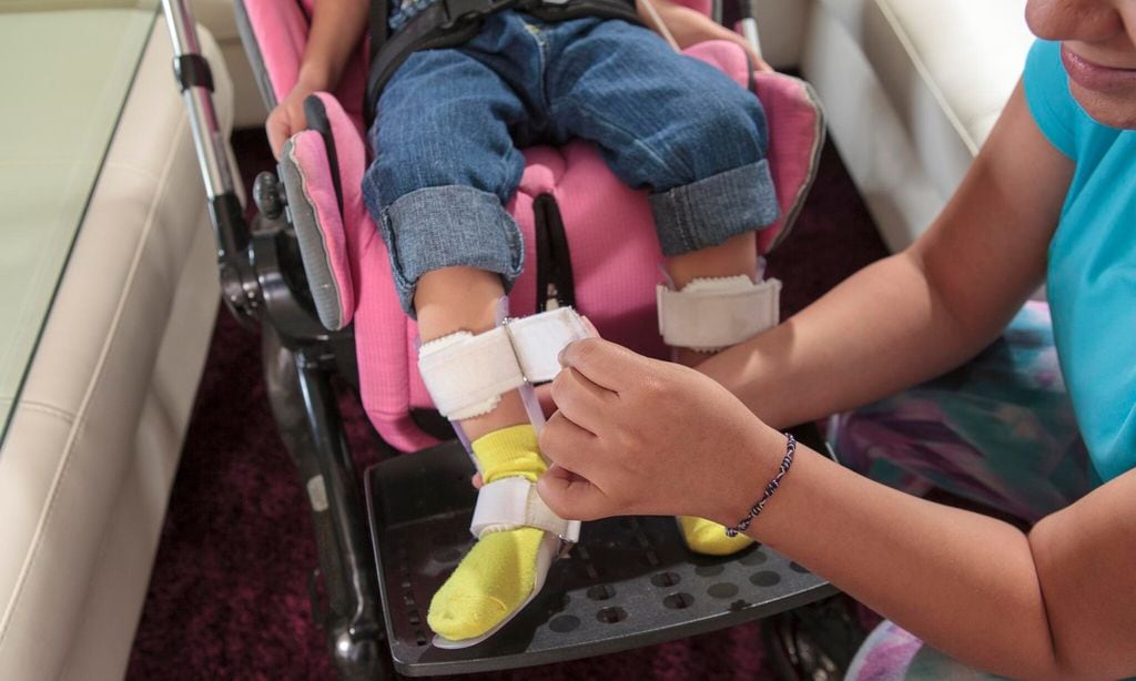 Madre cuida a su hija