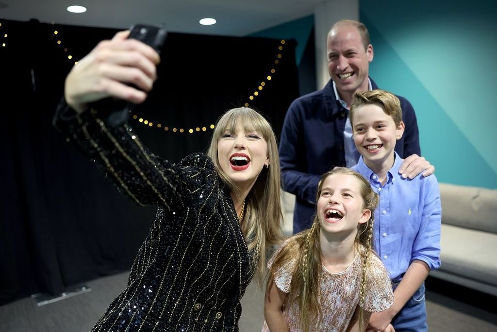 Taylor Swift posa al lado del príncipe William y sus hijos, el príncipe George y la princesa Charlotte