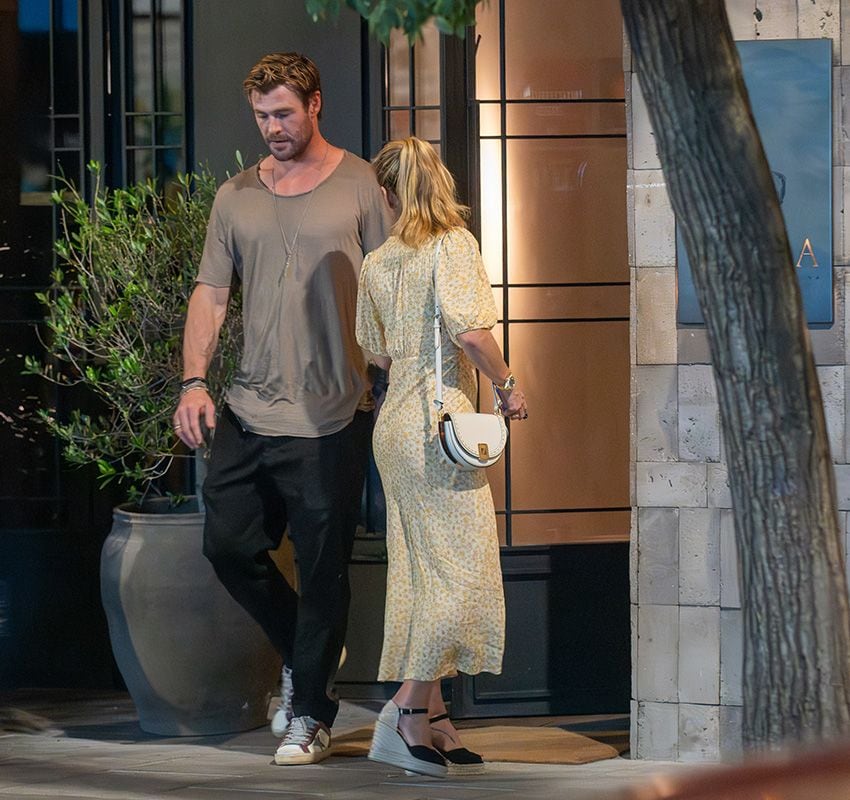 Elsa Pataky y Chris Hemsworth saliendo del restaurante Lana