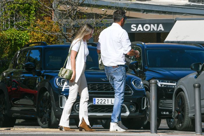 Joaquín Prat y Alexia Pla salen de un restaurante