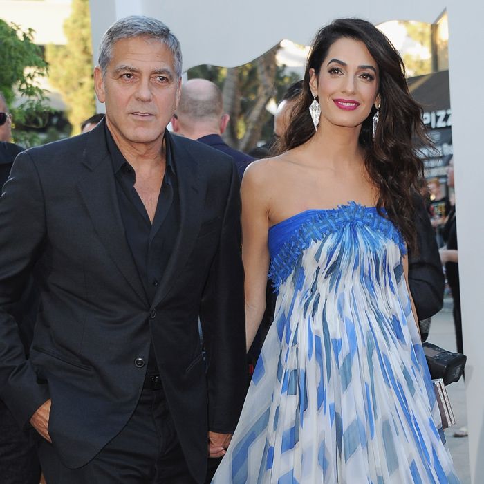 Ni te imaginas el motivo por el que George y Amal Clooney repartieron auriculares en un avión